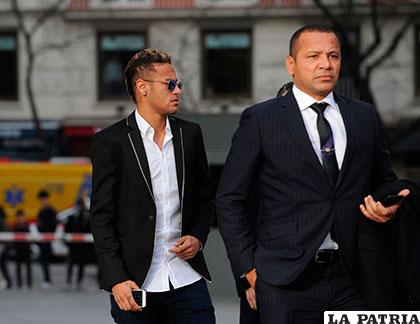 Neymar se presentó ante el juez acompañado de su abogado