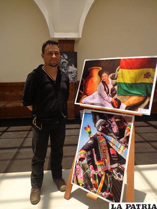 Vladimir Ismael Quiroz Mendieta, junto a sus obras