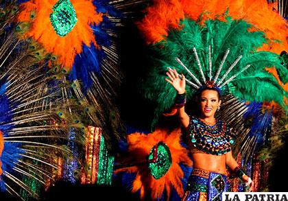 En el carnaval cruceño ahora se opta por usar plumas sintéticas