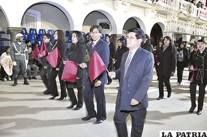 Funcionarios de Registro Cívico portan la bandera de Oruro