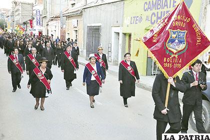 Autoridades del Concejo Municipal en el desfile de teas