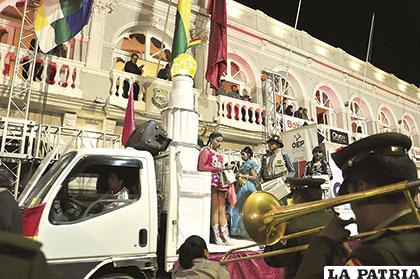 Carro alegórico destaca lugares, danzas y actividades propias de Oruro