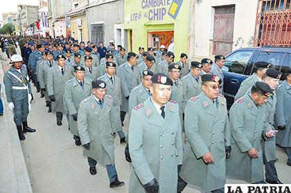 Militares a paso firme en el desfile de teas