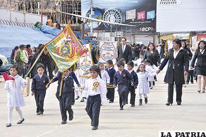 Niños de la Unidad Educativa Jacinto Rodríguez de Herrera rindieron homenaje a Oruro