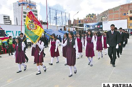Escolares del Colegio Carmen Guzmán de Mier en el desfile cívico