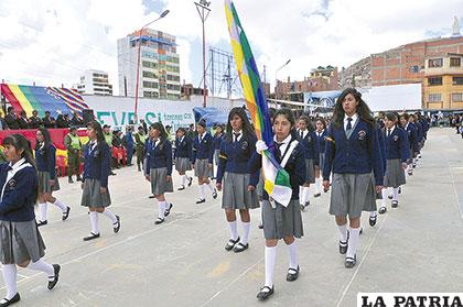 Delegación del Colegio Bolivia porta la Wiphala como símbolo patrio