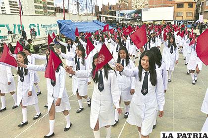 Alumnas del Donato Vázquez portan orgullosas la bandera de Oruro
