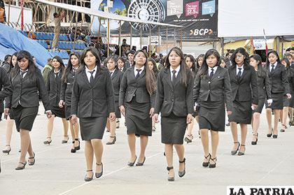 Jóvenes del Insco participaron del desfile escolar 