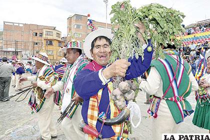 Comunario muestra alimentos y agradece a la Pachamama por ellos