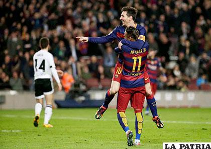 Messi celebra con Neymar, fue autor de tres goles 