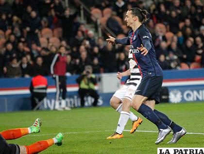 Zlatan Ibrahimovic celebra su vigésimo gol en la Liga francesa