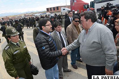El saludo del líder de los transportistas, Fidel Baptista, con el viceministro de Régimen Interior, Marcelo Elío /APG