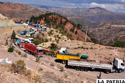 La carretera Oruro-Cochabamba estuvo bloqueada y generó gran pérdida