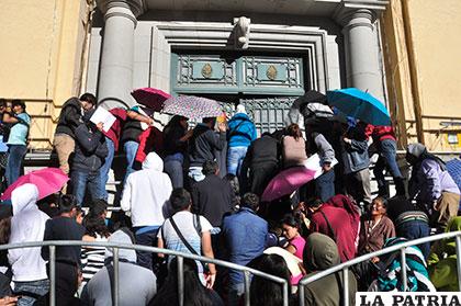 Primera jornada de venta de asientos se desarrolló entre reclamos de la ciudadanía
