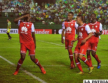 Yerry Mina (2) fue autor del tercer gol colombiano /APG