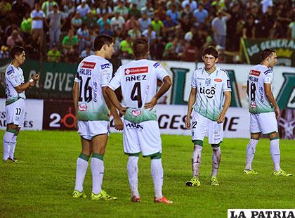 Molestos por el resultado, los jugadores de Oriente Petrolero /APG