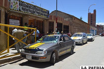 Taxis deben llevar las franjas amarillas para poder trabajar