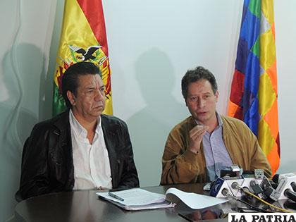 Alberto Padilla (izq.), ahora ex gerente de la Empresa Siderúrgica del Mutún y César Navarro, ministro de Minería y Metalurgia /mineria.gob.bo