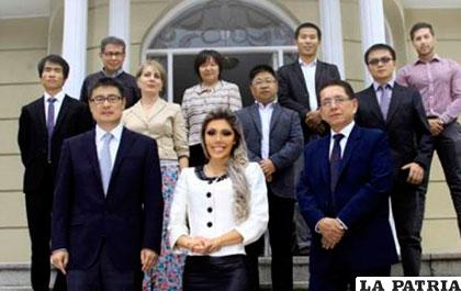 Portada en la que aparece Zapata (primera fila) junto con personeros de la empresa china CAMC /ANF