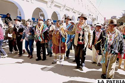 Asambleístas departamentales de Oruro participaron de la entrada autóctona
