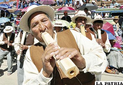 Entusiasta en la tarqa junto al grupo de Laca Laca