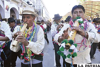 Fuerza en los pulmones para tocar la tarqa (Santuario de Quillacas)