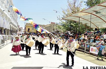 La Whipala presente junto a la Marka Salinas