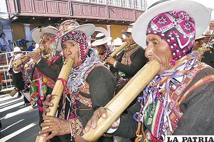 Pampa Aullagas junto a su tarqueada
