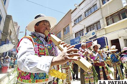 Entusiastas al tocar la tarqa en la marka Lagunillas