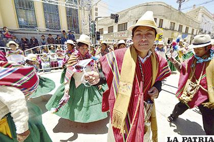 Alegre intervención de los danzarines de Alcamarca