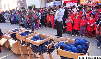 Niños y niñas que participan en las escuelas municipales del deporte