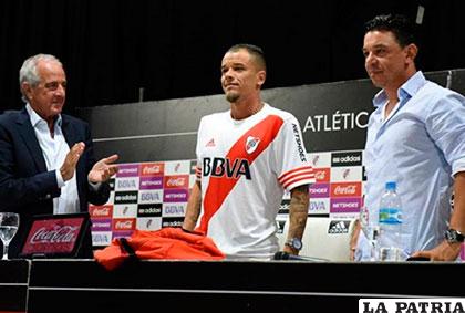 Durante la presentación de D´Alessandro en River Plate
