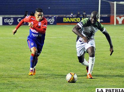 Alexis Bravo disputa el balón con Rogerio Inacio /APG