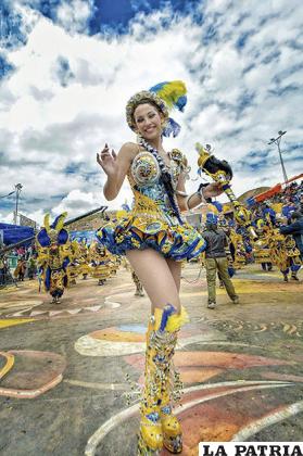 La belleza femenina  se hace presente en la peregrinación devocional