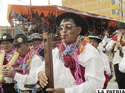La mixtura y serpentina son características entre los danzarines de los diferentes conjuntos