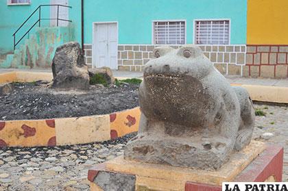 La figura petrificada del Sapo, al fondo la original