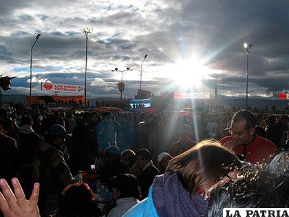 El objetivo es recibir con las palmas de las manos abiertas, los primeros rayos del sol
