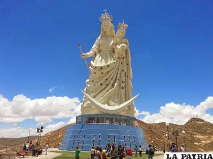 El monumento a la Virgen del Socavón es bastante visitado