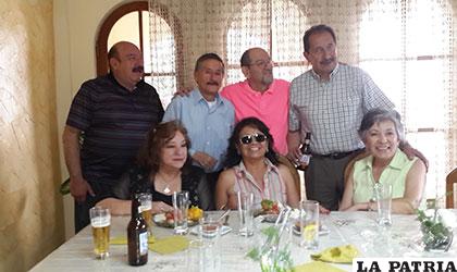 De izq. a Der. Parados: Marcelo Miralles, Dr. Ricardo Tapia, Jorge Antonio Laserna, Edgar Beltrán Badani. Sentadas: Alicia Serrano, Yolanda Ugarte y Chichi Salinas.