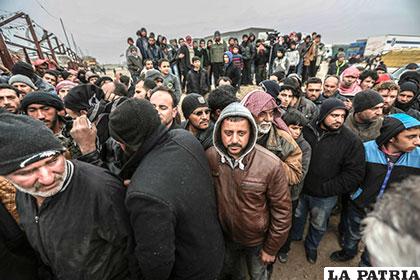 Miles de sirios permanecen sin ayuda en la frontera con Turquía