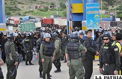 La Policía procedió a desbloquear camino en Ckochis, salida a las provincias de Chuquisaca /APG