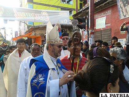 El Obispo Bialasik en su paso por la ruta del Carnaval