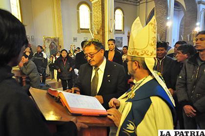 Alcalde Edgar Bazán en el Santuario de la Virgen del Socavón
