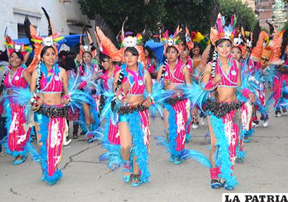 En el Carnaval se ve mucho colorido en los trajes