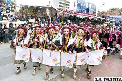 Un vistoso grupo de los Phujllay Oruro