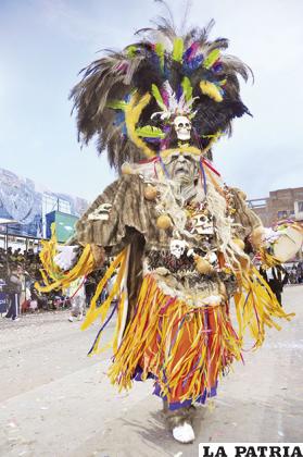 Exótico traje del brujo de los Tobas Central