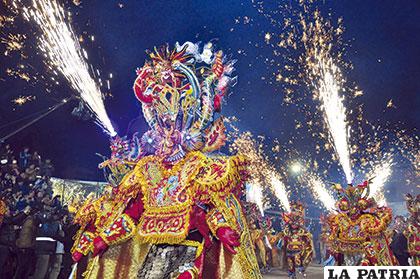 La diablada Urus cautivó al público con sus juegos pirotécnicos
