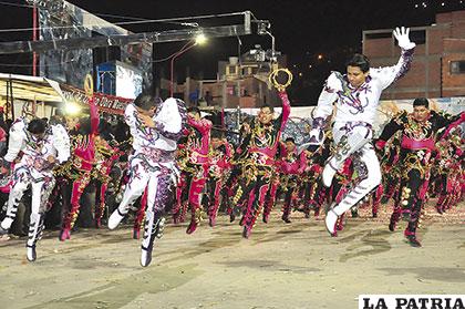 Caporales San Simón en su paso por la Avenida Cívica