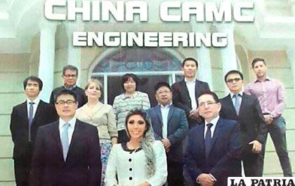 Gabriela Zapata (primera fila) junto a ejecutivos de la empresa china CAMC Engineering /ANF