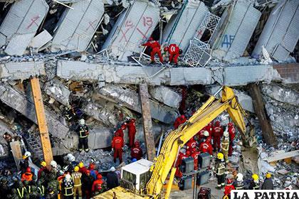 Los equipos de rescate intentan salvar a los atrapados entre los escombros del terremoto